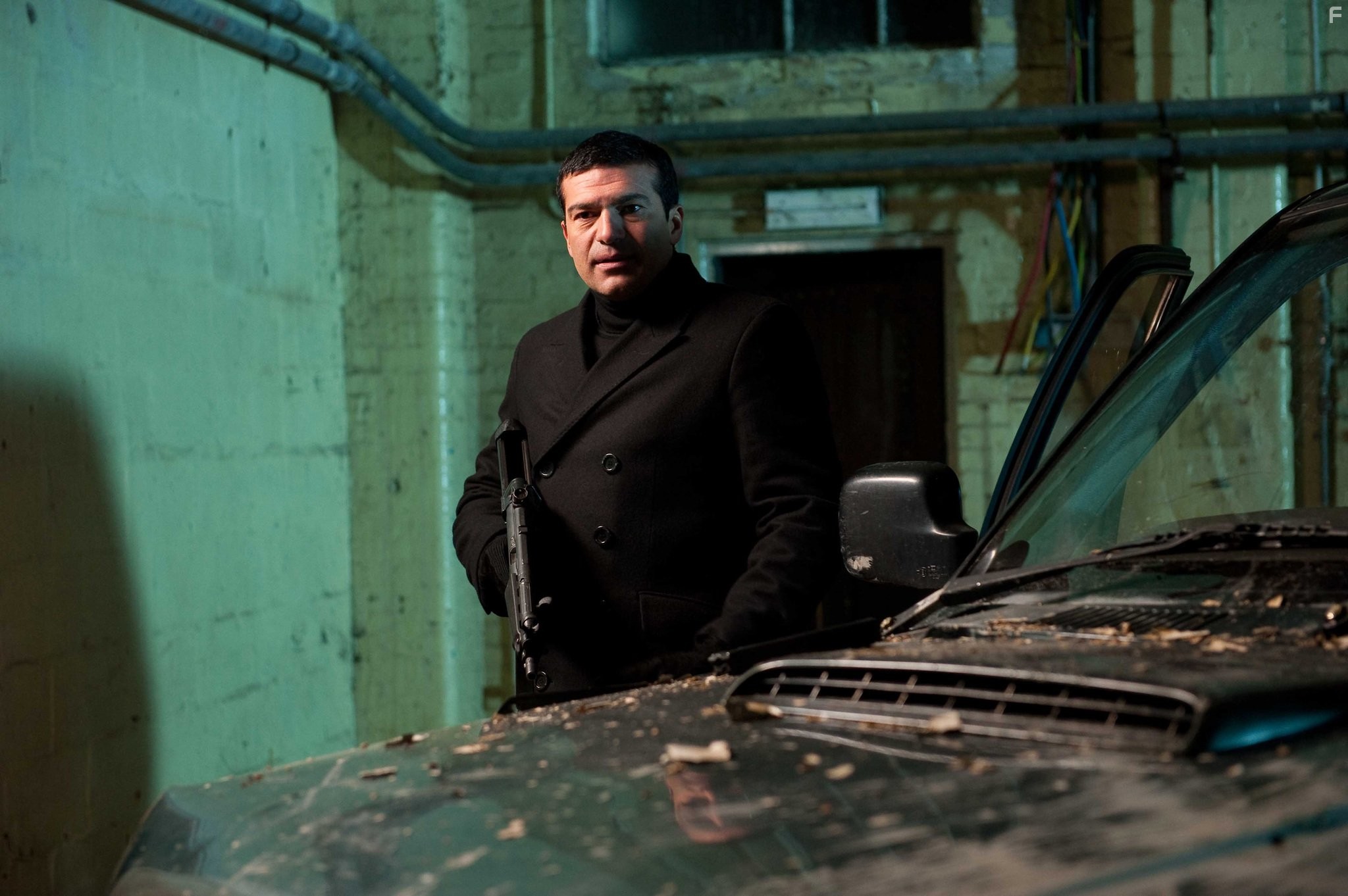 Tamer Hassan in Связанные кровью (2010)