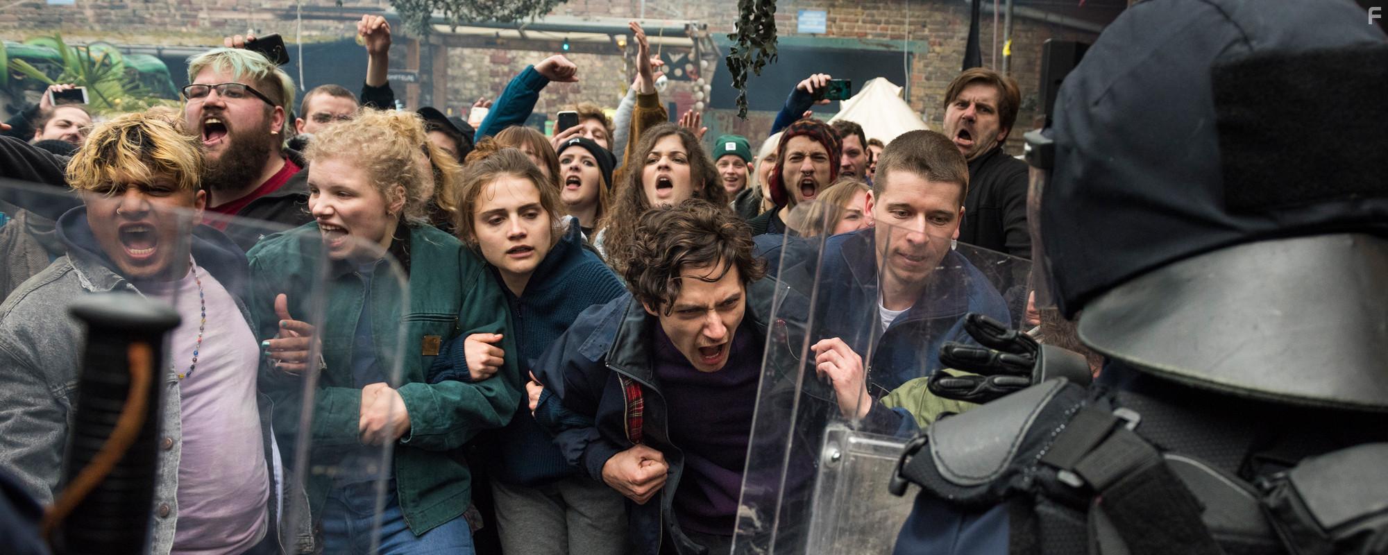 Mala Emde, Noah Saavedra, Tonio Schneider, and Luisa-Cline Gaffron in Und morgen die ganze Welt (2020)