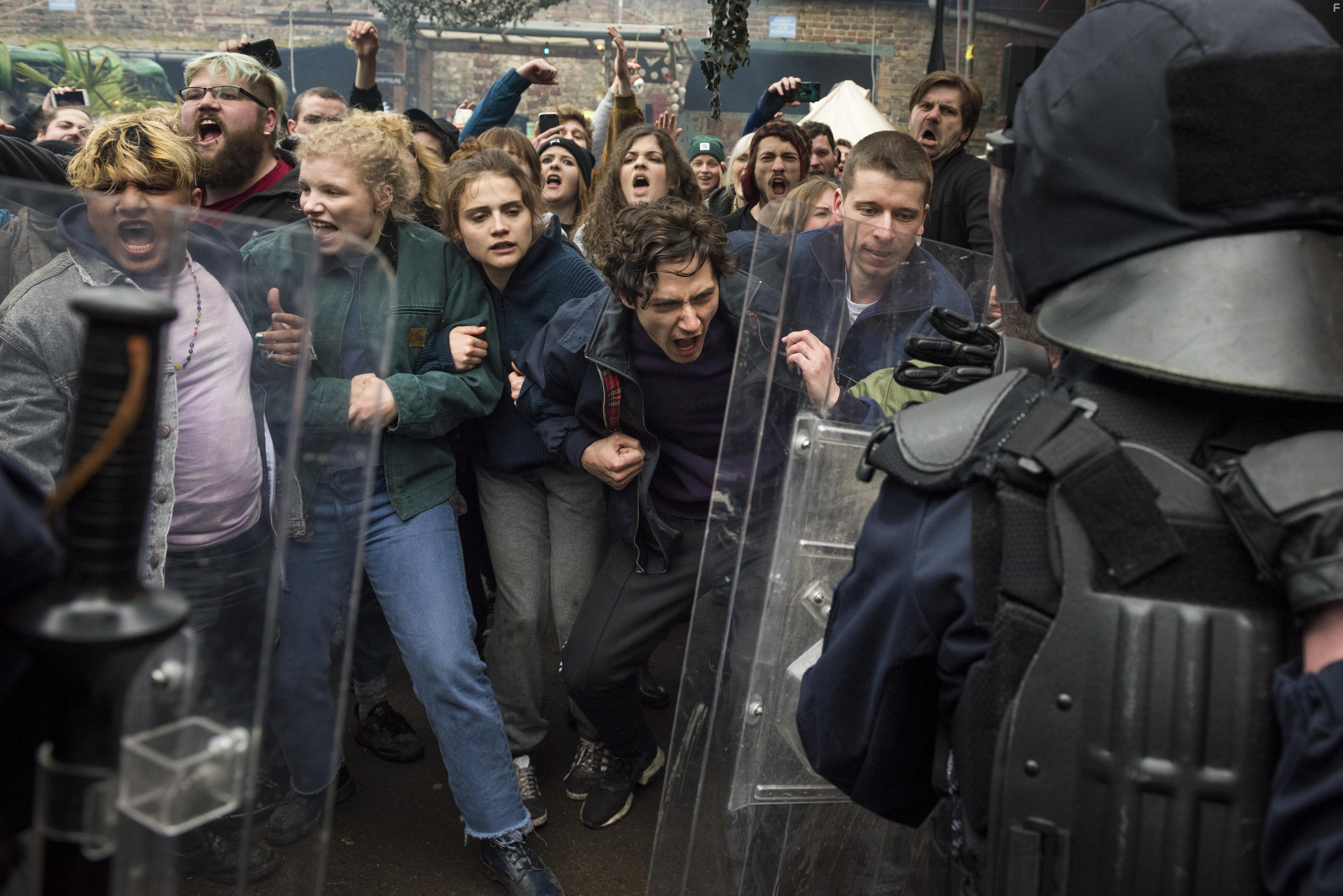 Mala Emde, Noah Saavedra, Tonio Schneider, and Luisa-Cline Gaffron in Und morgen die ganze Welt (2020)