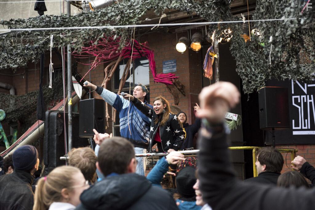 Und morgen die ganze Welt (2020)