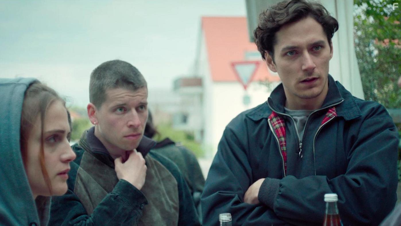 Mala Emde, Noah Saavedra, and Tonio Schneider in Und morgen die ganze Welt (2020)