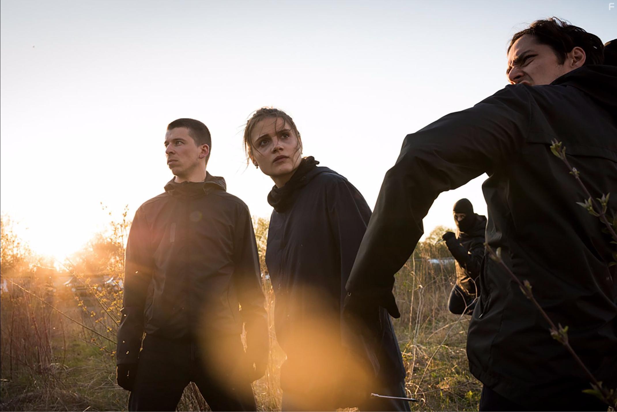 Mala Emde and Tonio Schneider in Und morgen die ganze Welt (2020)