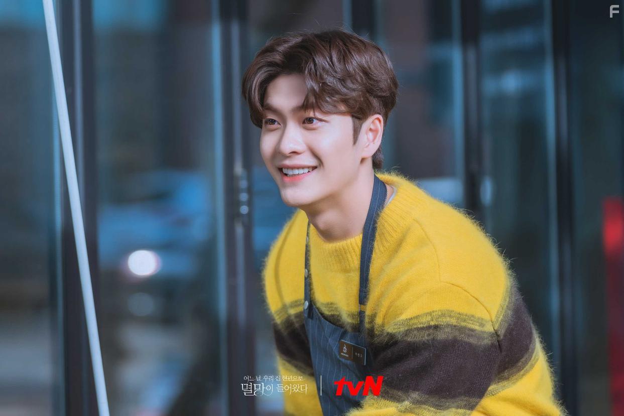 Tae-oh Kang in Eoneu Nal Uri Jib Hyeongwaeuro Myeolmangyi Deuleowassda (2021)