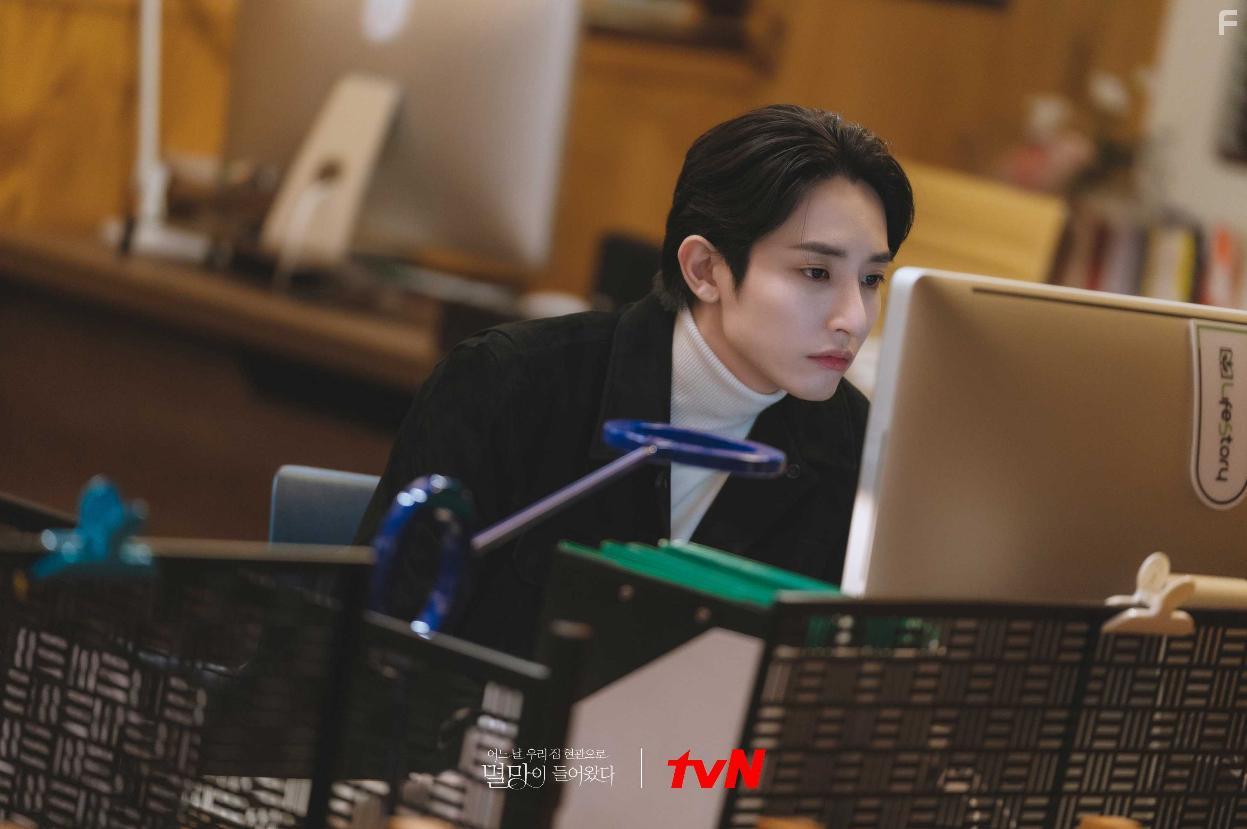 Lee Soo-hyuk in Eoneu Nal Uri Jib Hyeongwaeuro Myeolmangyi Deuleowassda (2021)