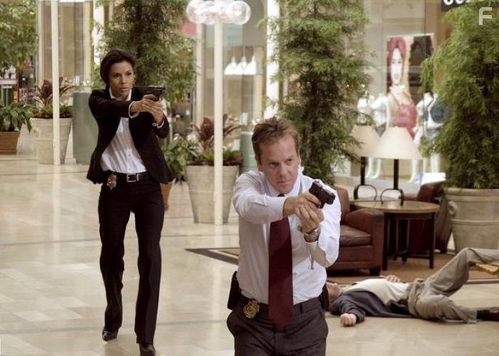 Kiefer Sutherland and Eva Longoria in Охранник (2006)