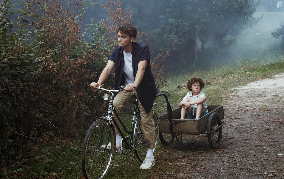 Benno Rosskopf and Leon Orlandianyi in Das schaurige Haus (2020)