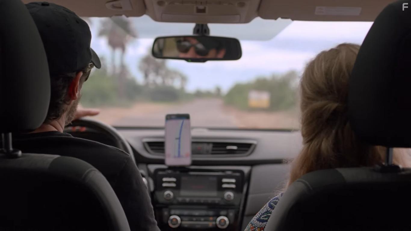 Demin Bichir and Lisa Owen in Mar de fondo (2020)