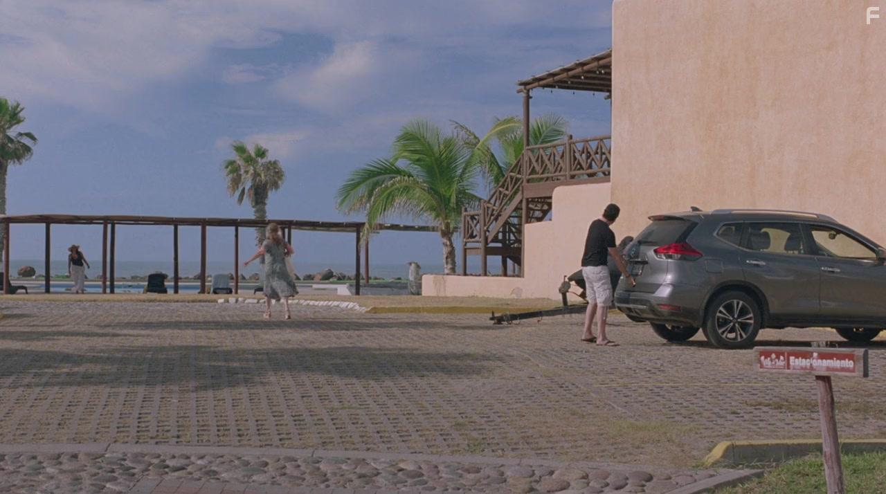 Demin Bichir, Lisa Owen, and Claudia Rios in Mar de fondo (2020)