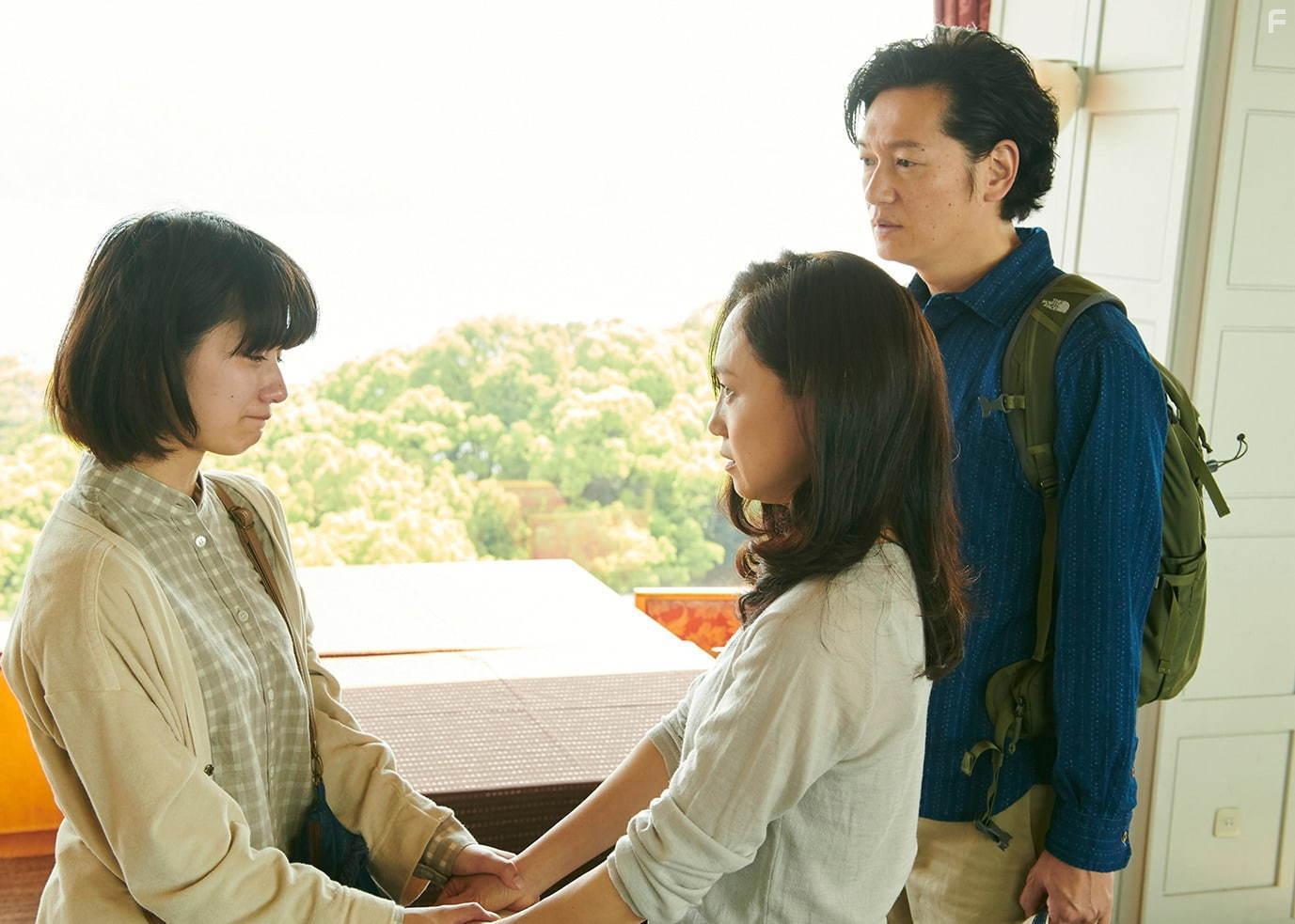 Arata Iura, Hiromi Nagasaku, and Aju Makita in Asa ga kuru (2020)