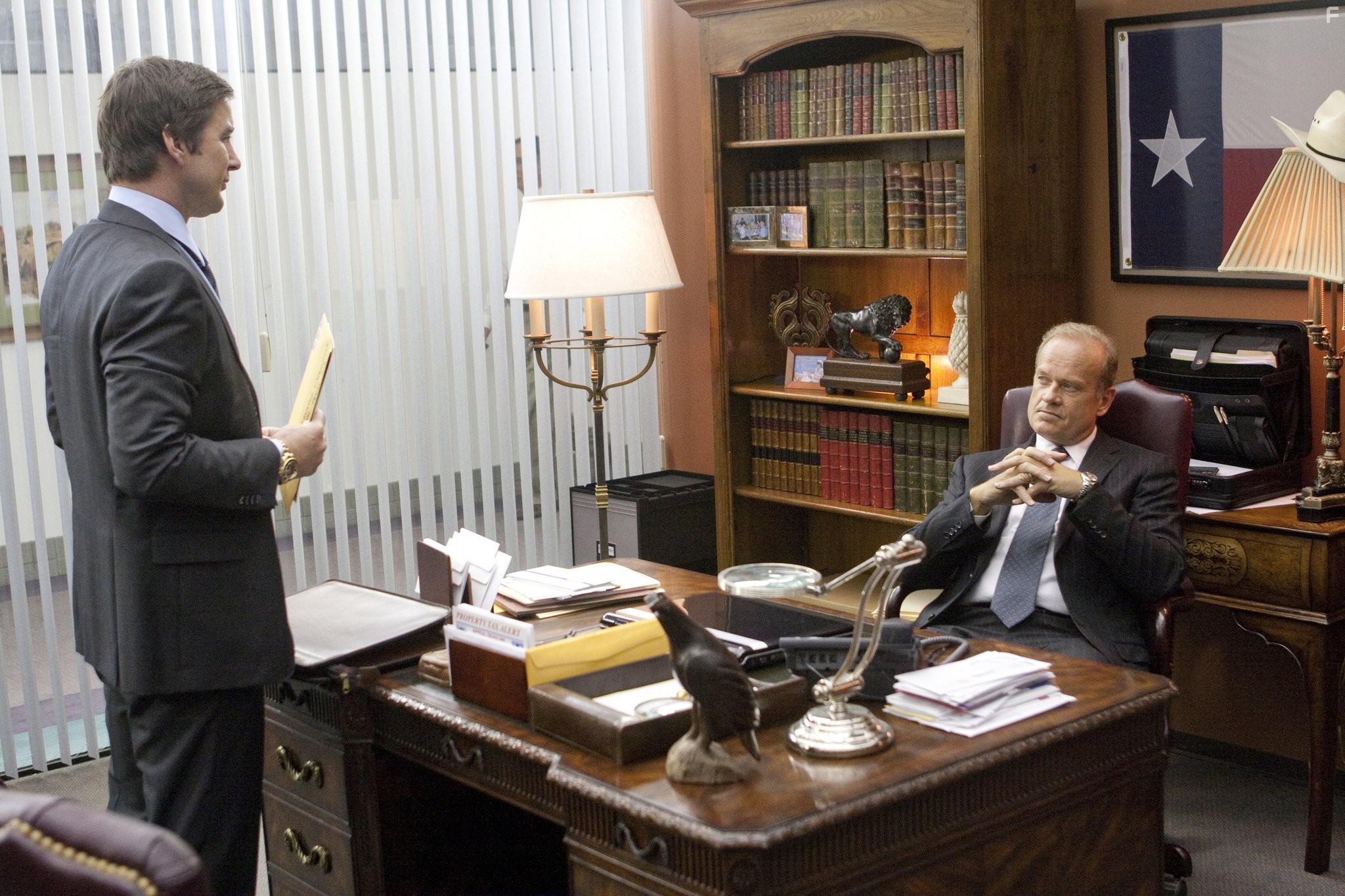 Kelsey Grammer and Luke Wilson in Посредники (2009)