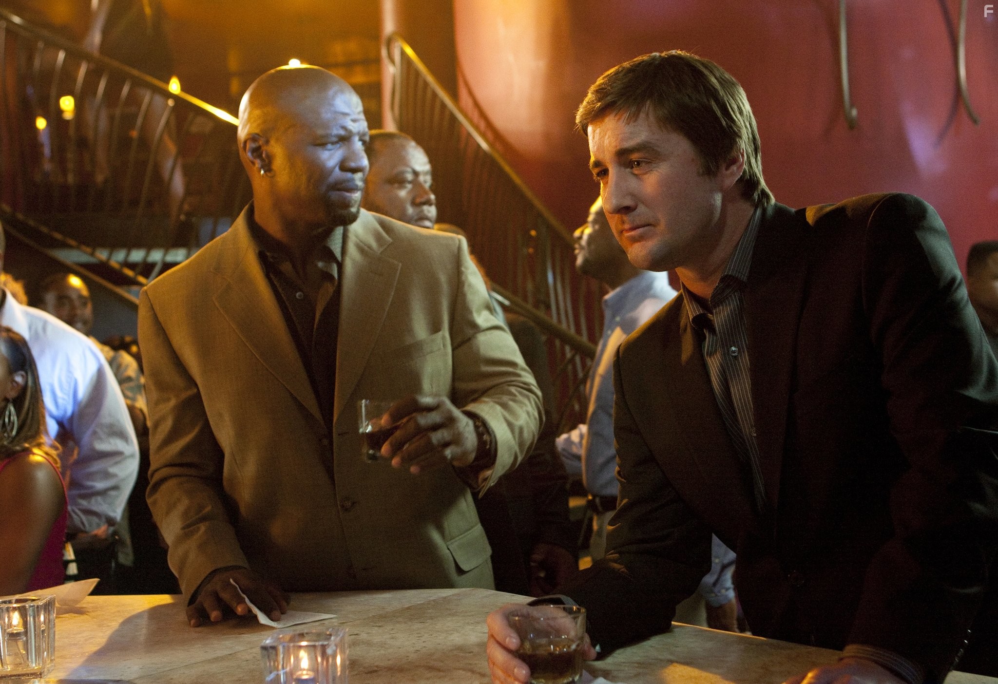 Luke Wilson and Terry Crews in Посредники (2009)