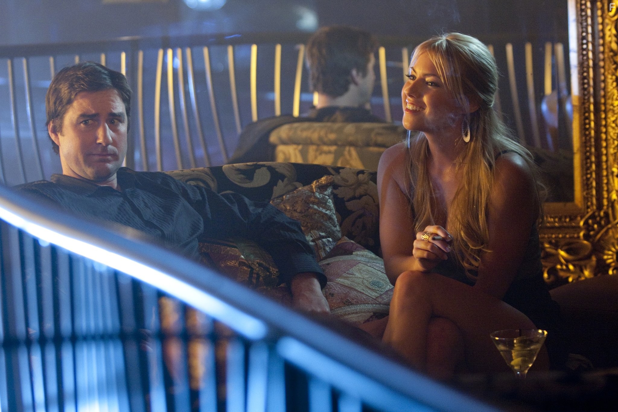 Luke Wilson and Laura Ramsey in Посредники (2009)