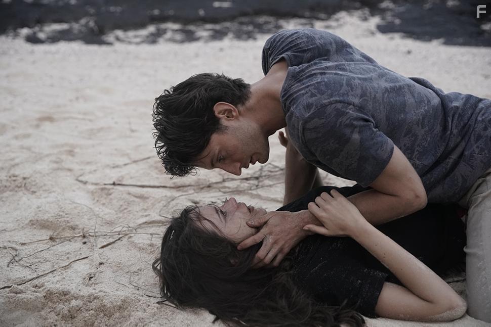 Pierre Niney and Stacy Martin in Amants (2020)