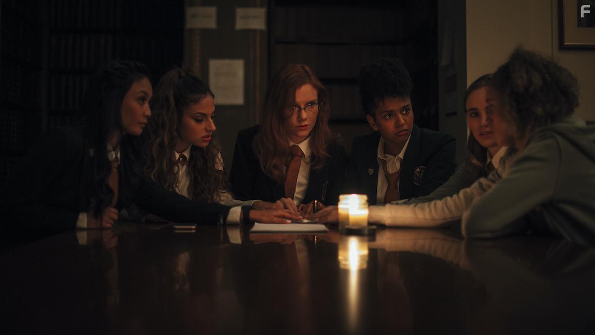 Djouliet Amara, Stephanie Sy, Madisen Beaty, Suki Waterhouse, Inanna Sarkis, and Ella-Rae Smith in Seance (2021)