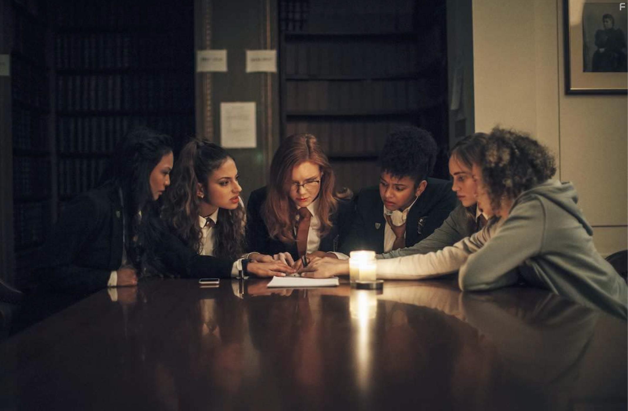 Djouliet Amara, Madisen Beaty, Suki Waterhouse, Inanna Sarkis, and Ella-Rae Smith in Seance (2021)