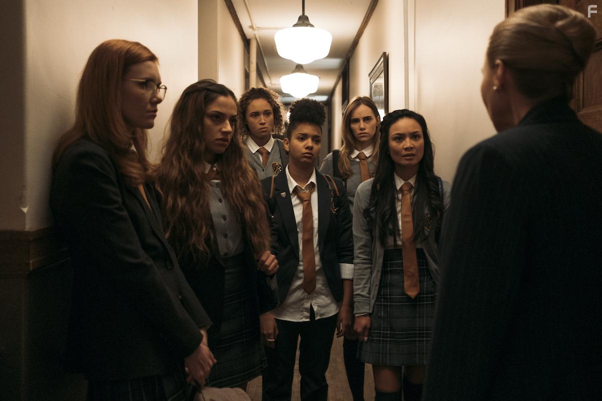 Djouliet Amara, Stephanie Sy, Madisen Beaty, Suki Waterhouse, Inanna Sarkis, and Ella-Rae Smith in Seance (2021)