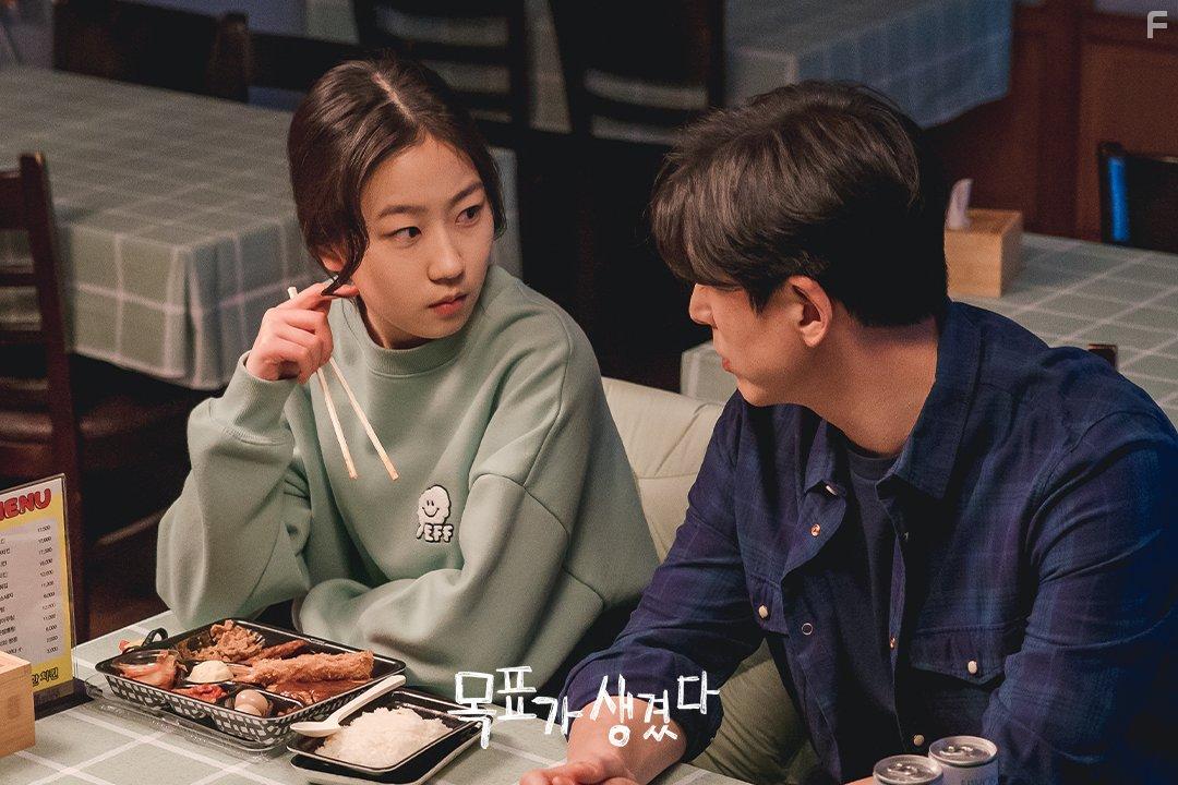 Soo-young Ryu and Hwan-hee Kim in Mokpyoga Saengkyeossda (2021)