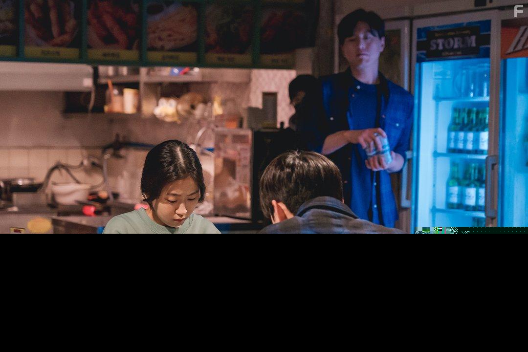 Soo-young Ryu and Hwan-hee Kim in Mokpyoga Saengkyeossda (2021)