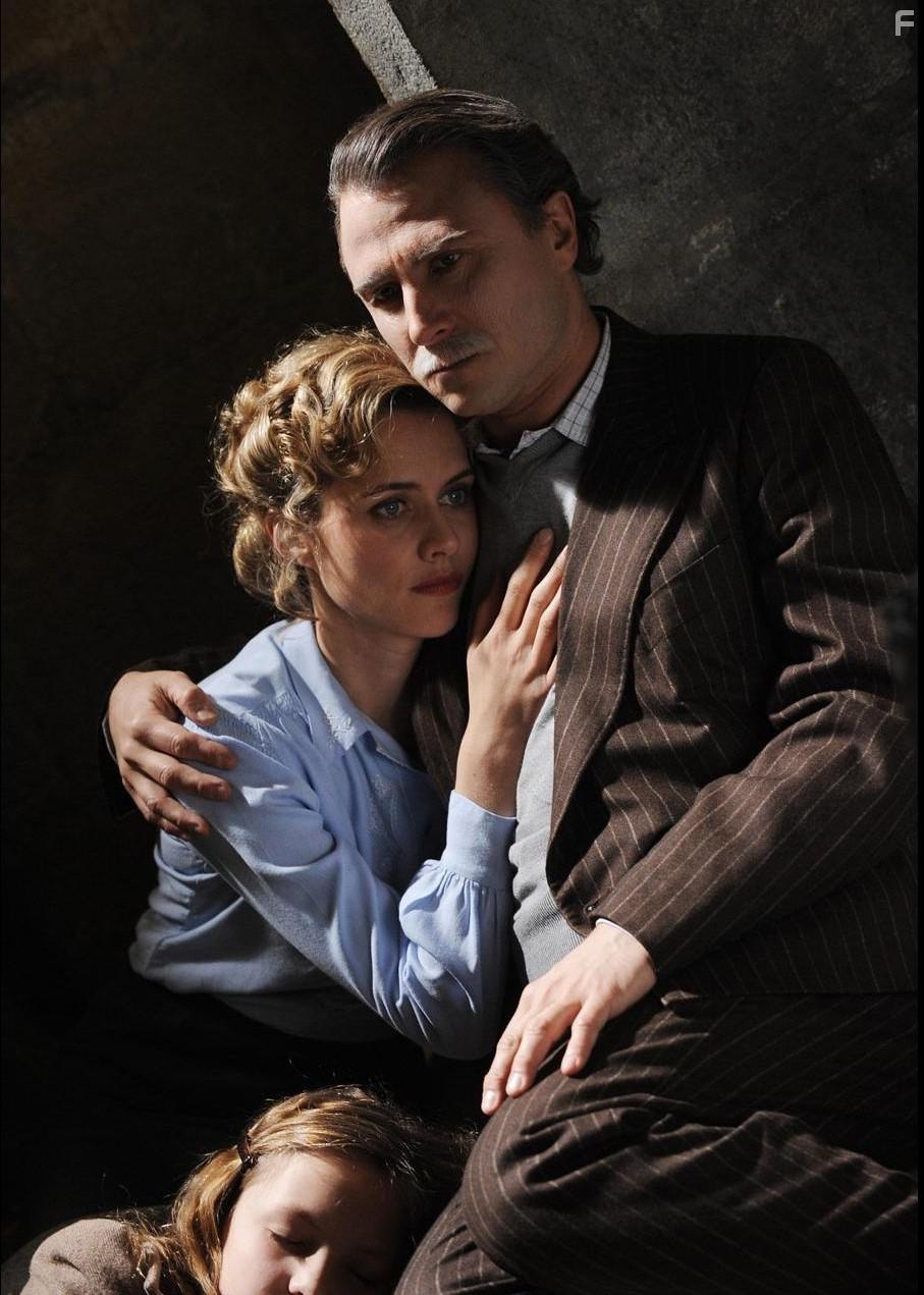 Alexandre Brasseur and Virginie Desarnauts in La maison des Rocheville (2010)