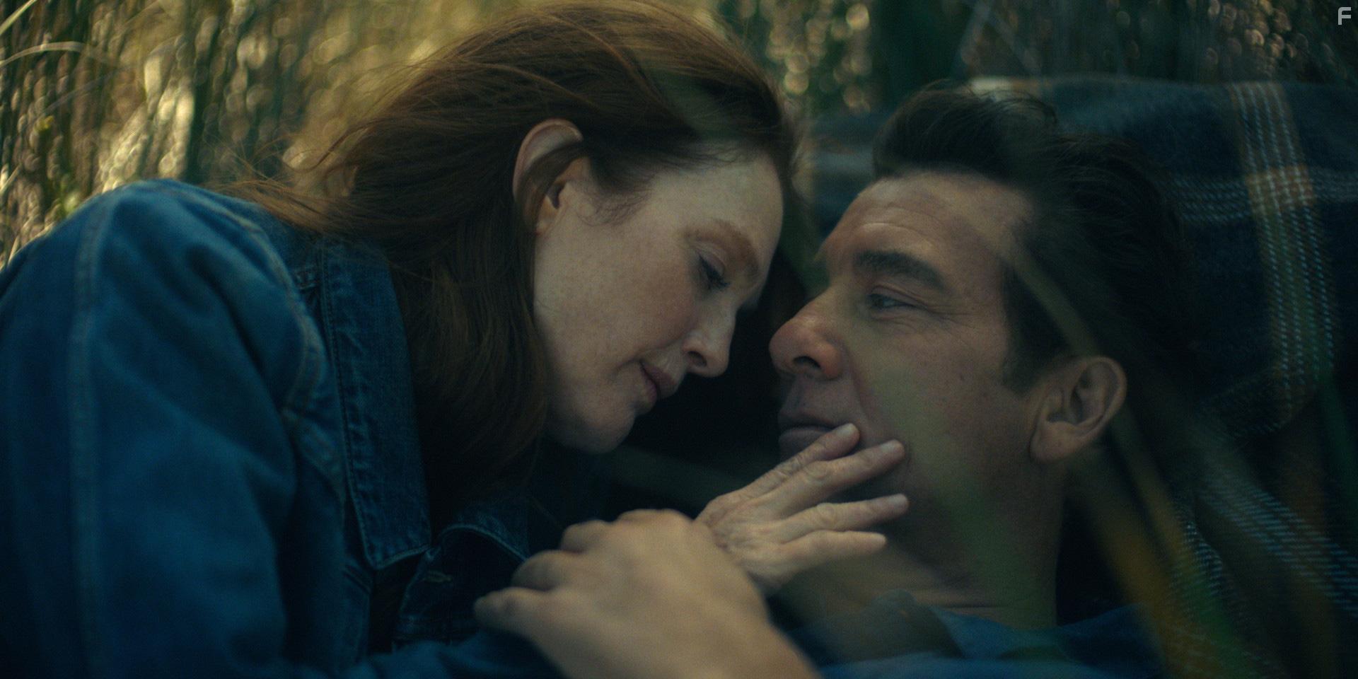 Julianne Moore and Clive Owen in Lisey's Story: Episode #1.1 (2021)