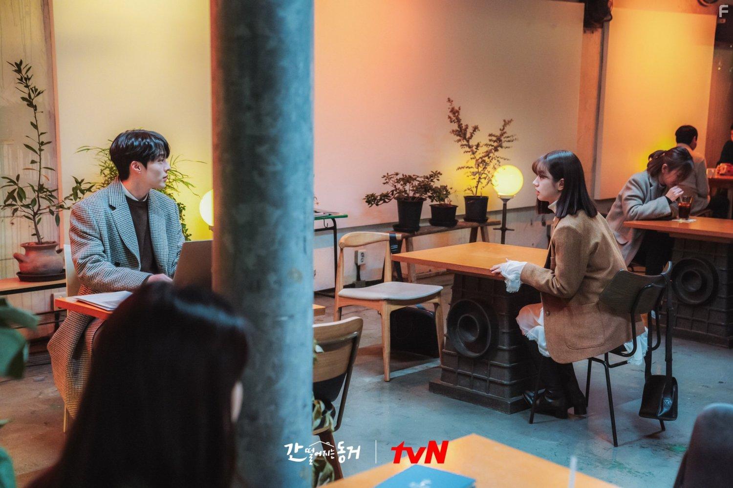 Hyeri Lee and Jang Ki-Yong in Gan Tteoleojineun Donggeo (2021)