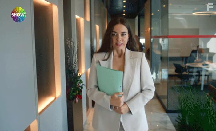 Bensu Soral in Cam Tavanlar (2021)