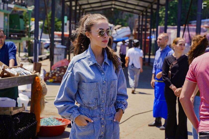 Bensu Soral in Cam Tavanlar (2021)