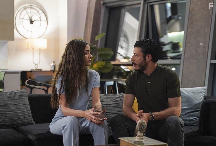 Bensu Soral and Kubilay Aka in Cam Tavanlar (2021)