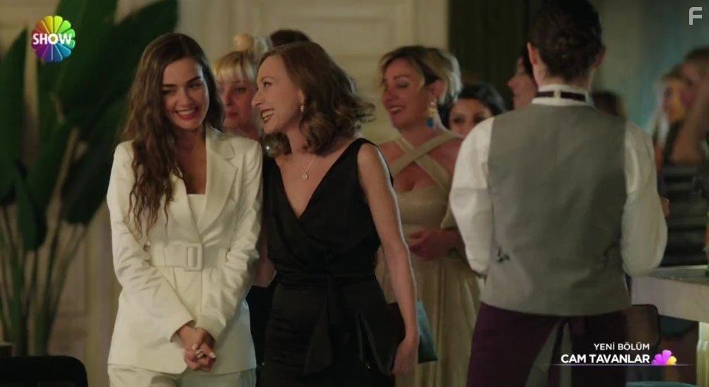 Bensu Soral in Cam Tavanlar (2021)