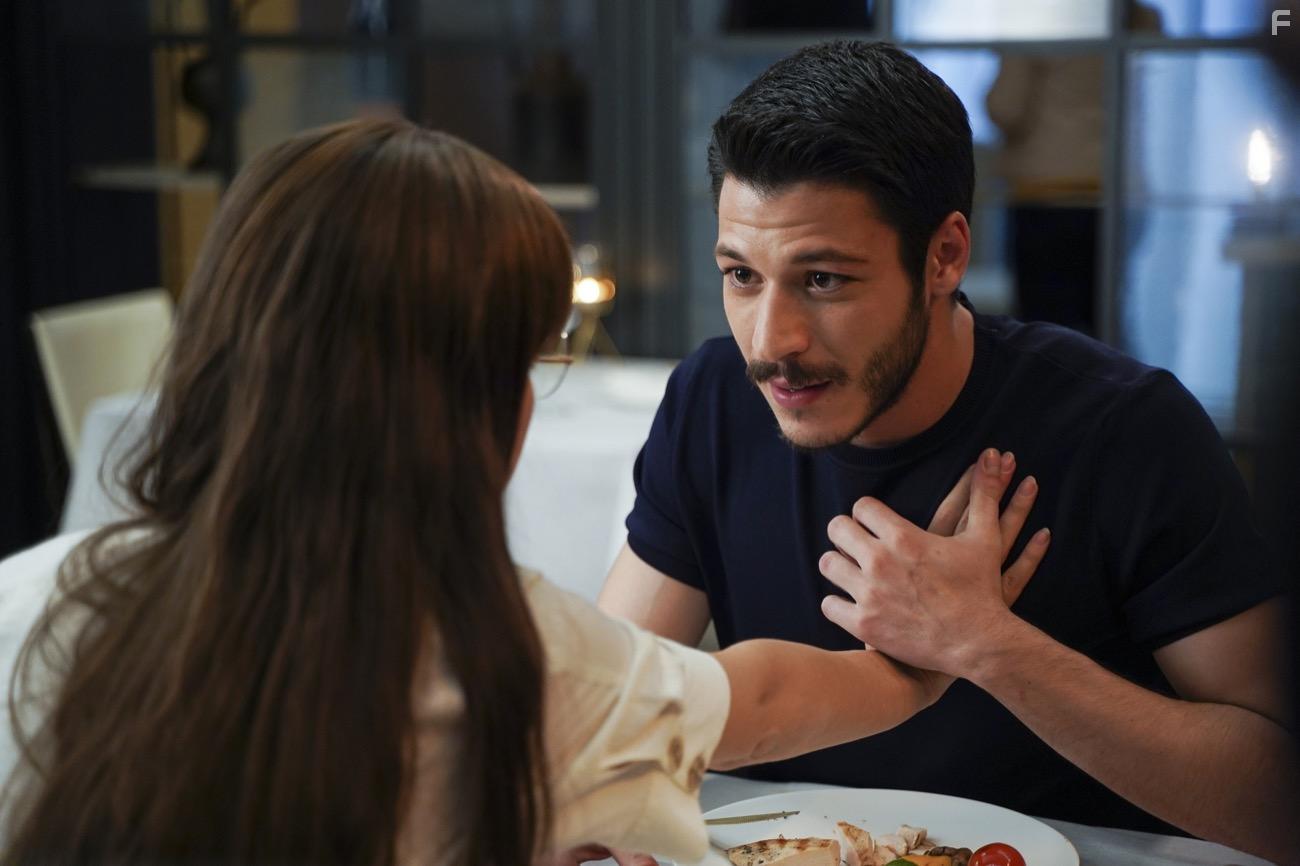 Kubilay Aka in Cam Tavanlar (2021)