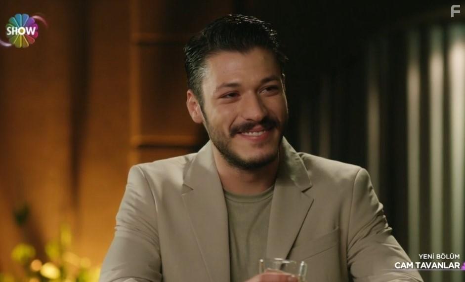 Kubilay Aka in Cam Tavanlar (2021)