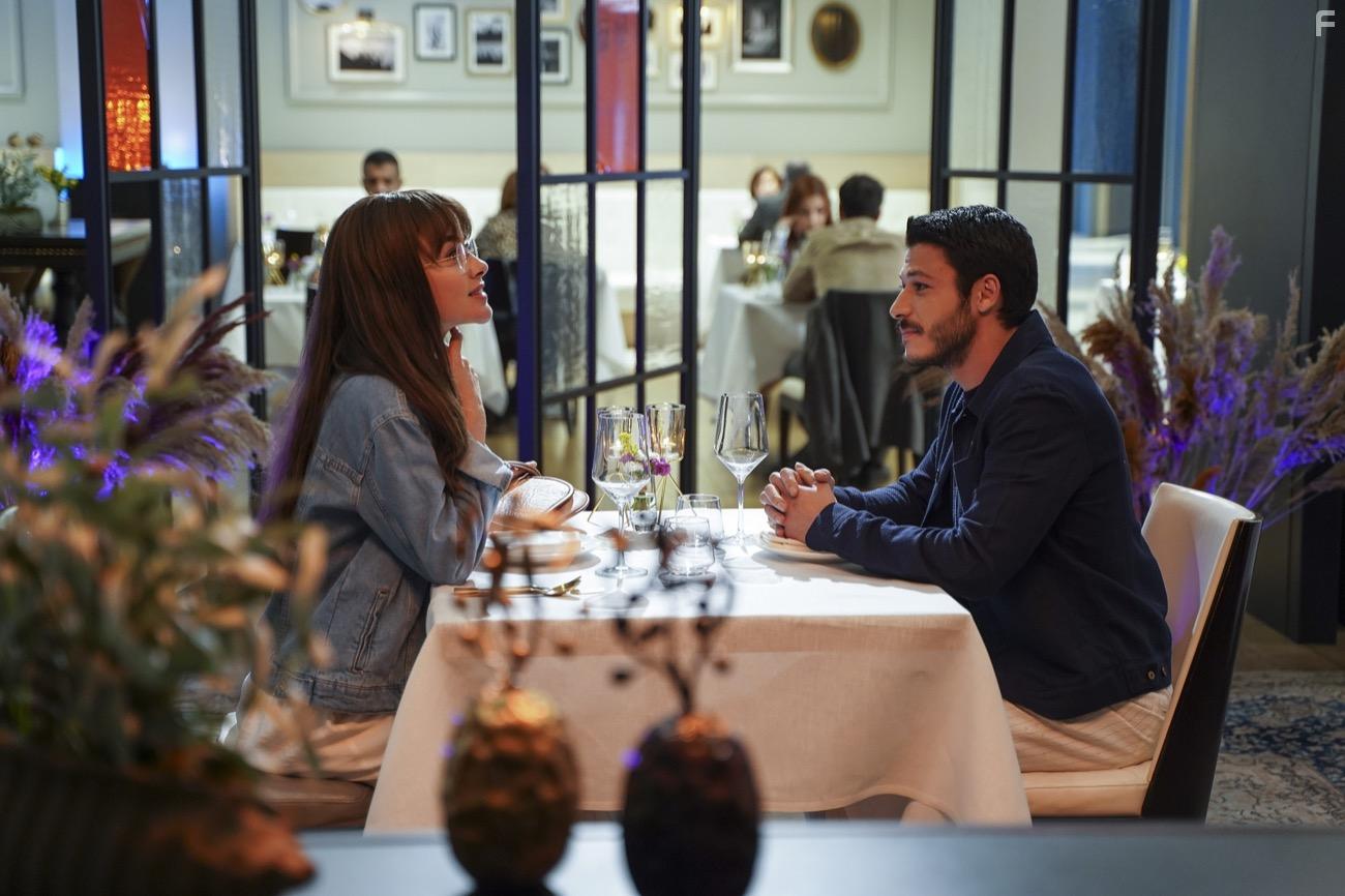 Bensu Soral and Kubilay Aka in Cam Tavanlar (2021)