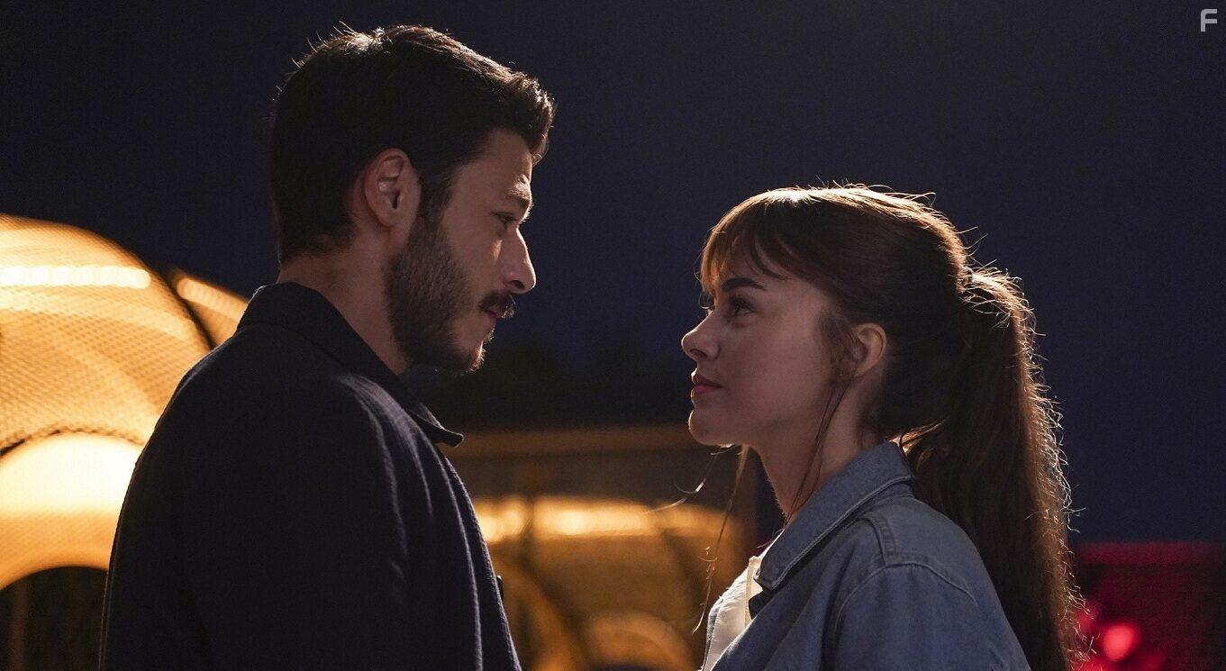 Bensu Soral and Kubilay Aka in Cam Tavanlar (2021)