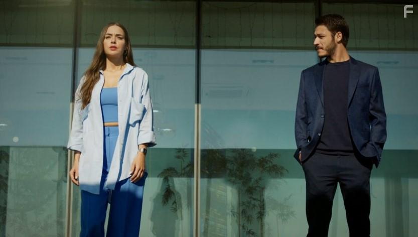 Bensu Soral and Kubilay Aka in Cam Tavanlar (2021)