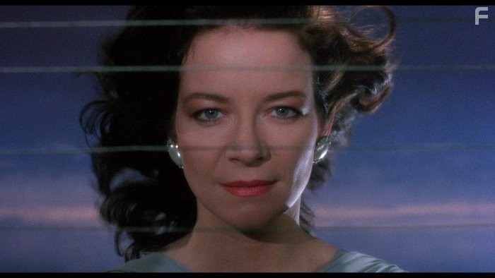 Clare Higgins in Yoсставший из ада II (1988)