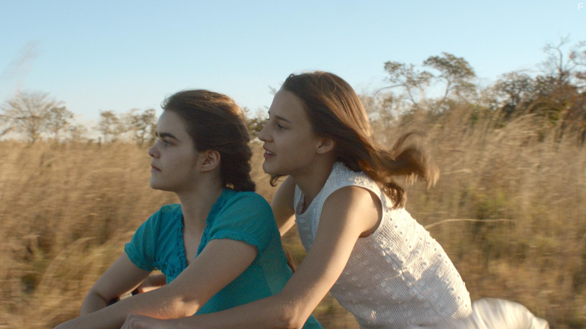 Priscila Bittencourt and Isabela Torres in As Duas Irenes (2017)
