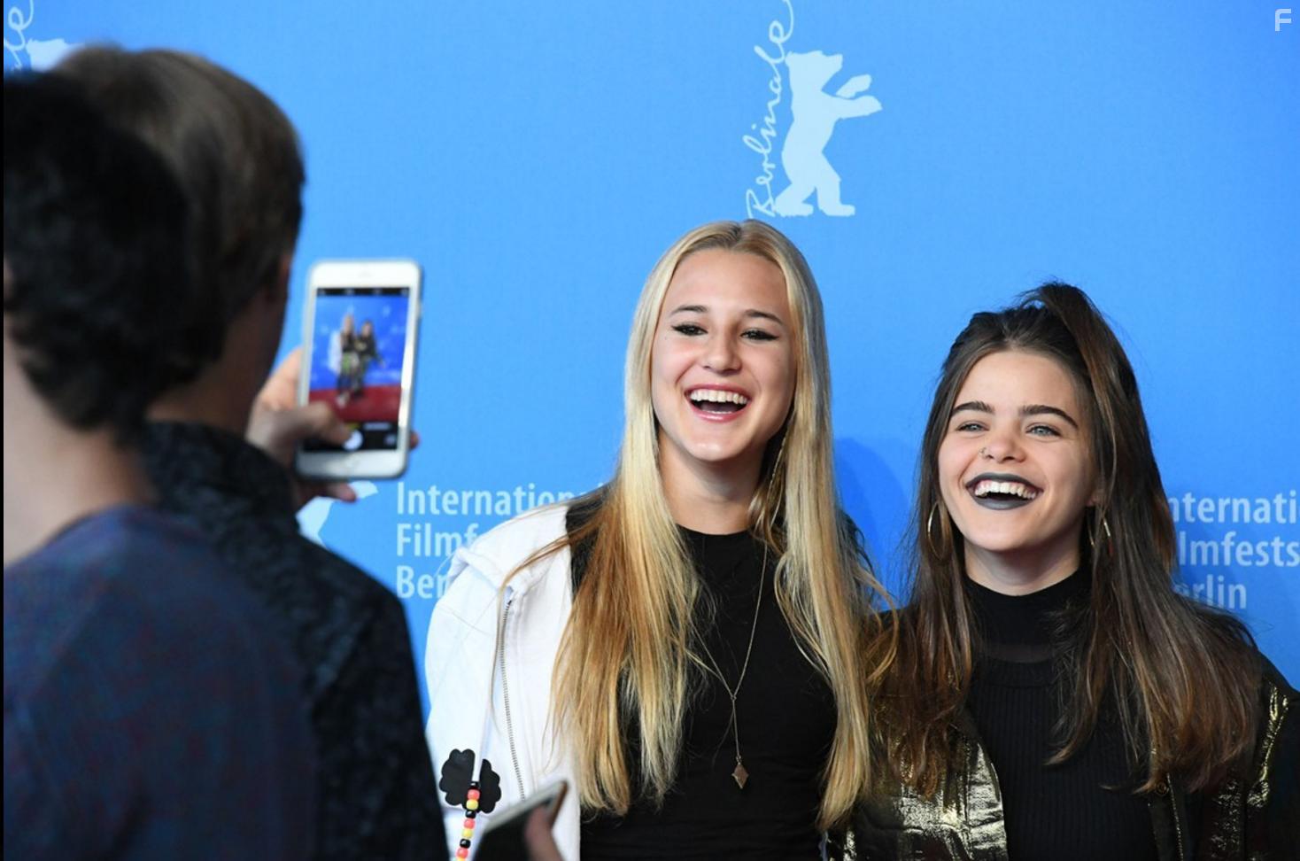 Priscila Bittencourt and Isabela Torres at an event for As Duas Irenes (2017)