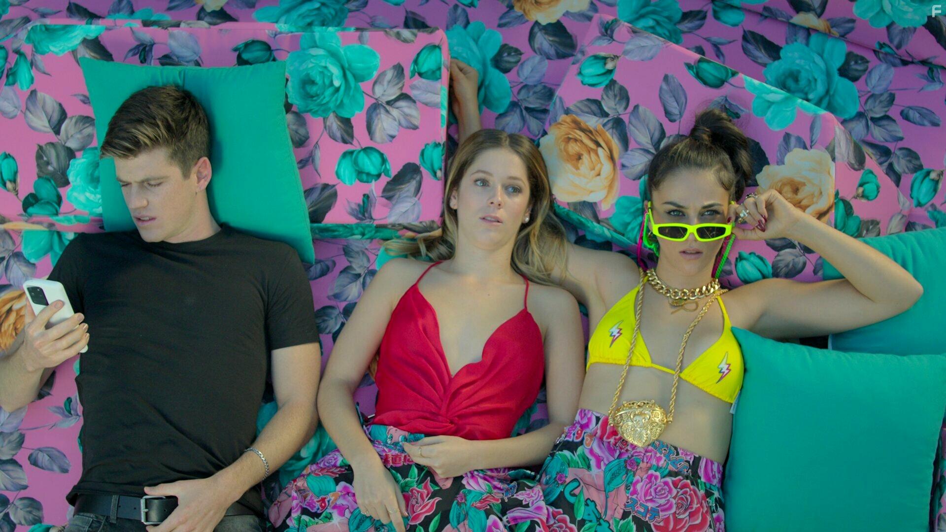 Claudia Salas, Georgina Amors, and Miguel Bernardeau in Elite Short Stories: Guzmn Caye Rebe (2021)