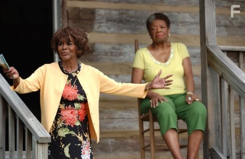 Cicely Tyson and Maya Angelou in Воссоединение семьи Мэдеи (2006)