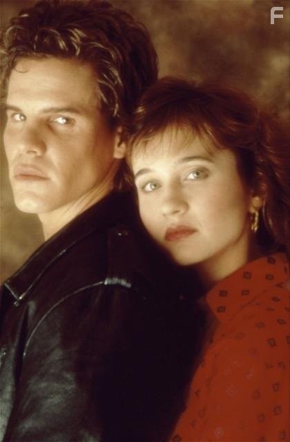 Craig Sheffer and Anne Bobby in Ночной народ (1990)