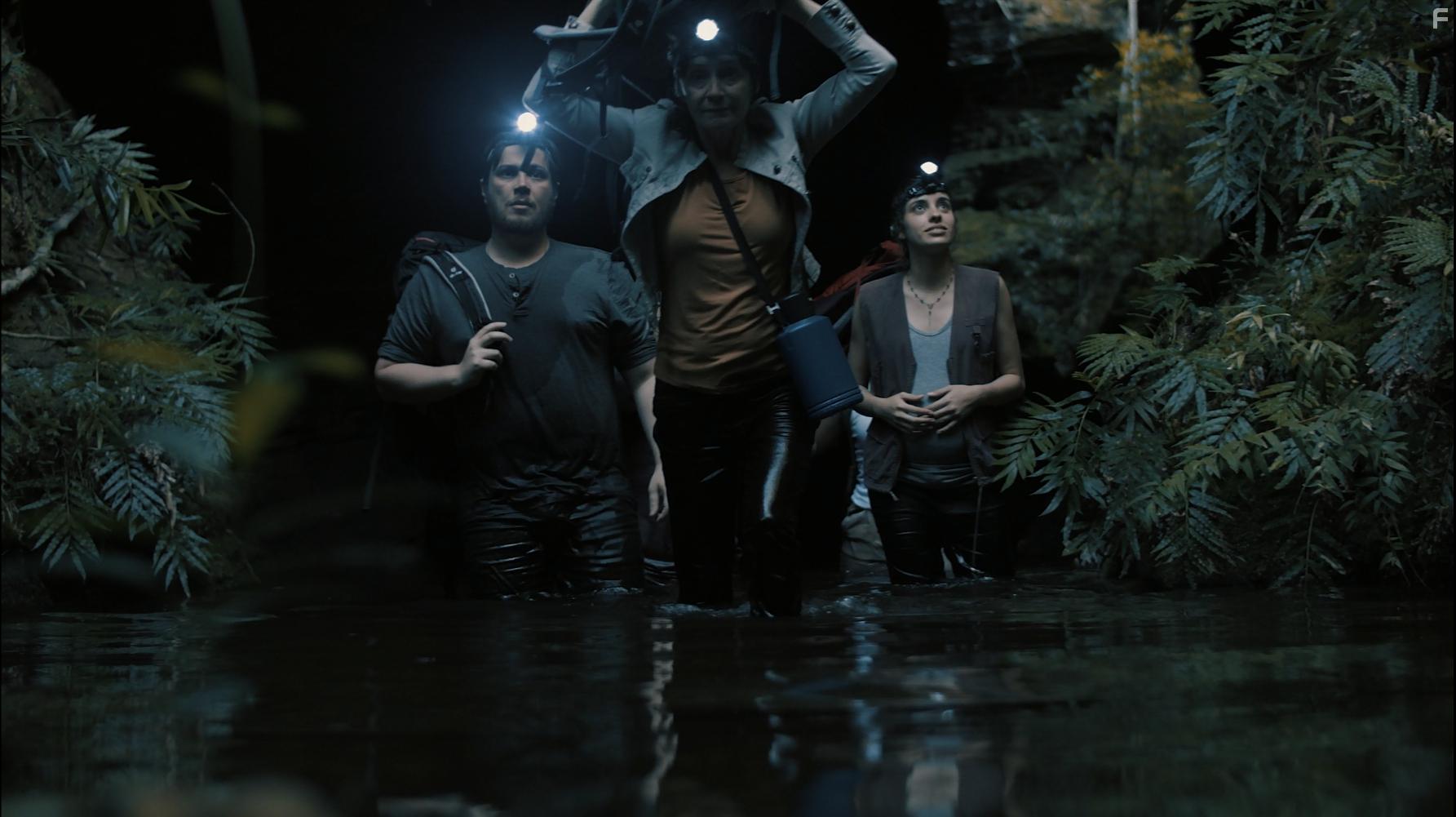 Luciene Martes, Arthur Vinciprova, and Jhenifer Emerick in A Gruta (2020)