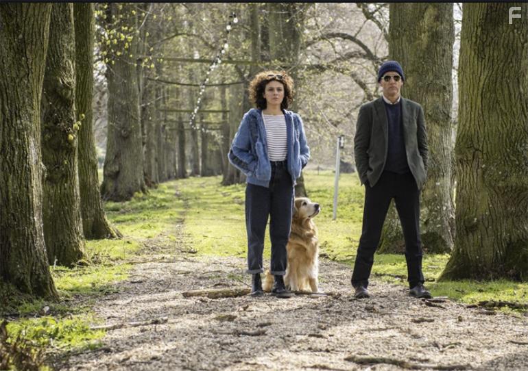 Clive Owen and Jasmine Trinca in Guida romantica a posti perduti (2020)