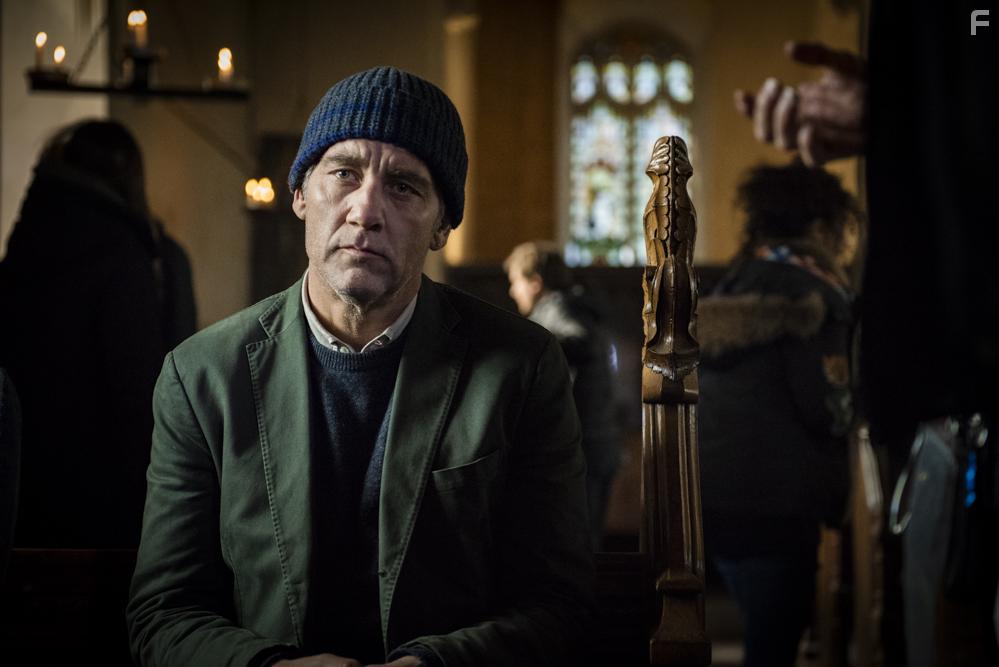 Clive Owen in Guida romantica a posti perduti (2020)