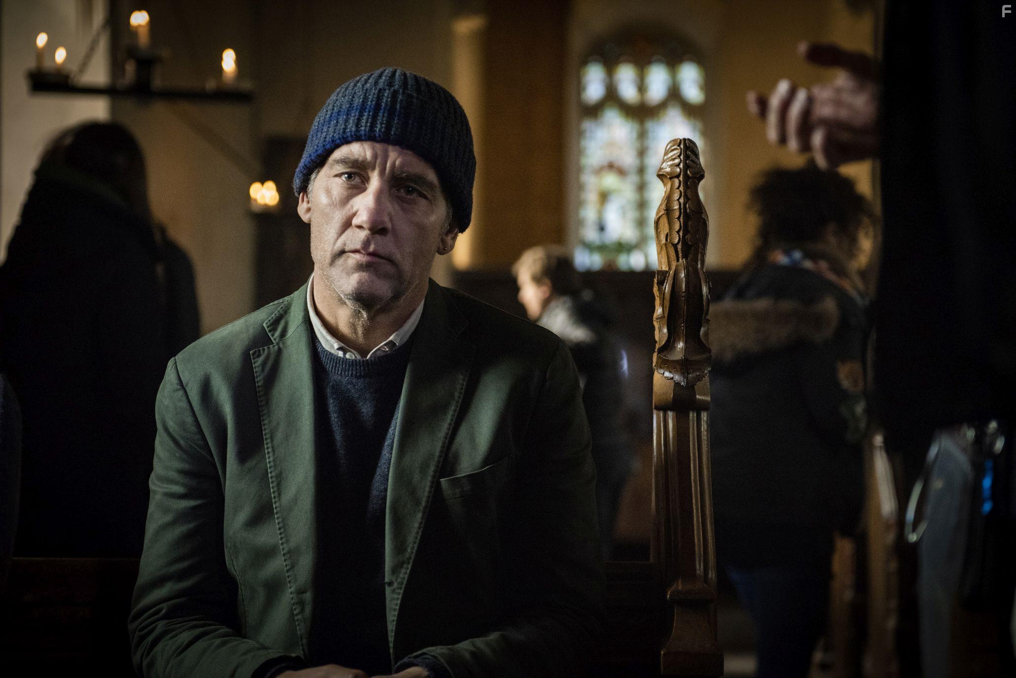 Clive Owen in Guida romantica a posti perduti (2020)