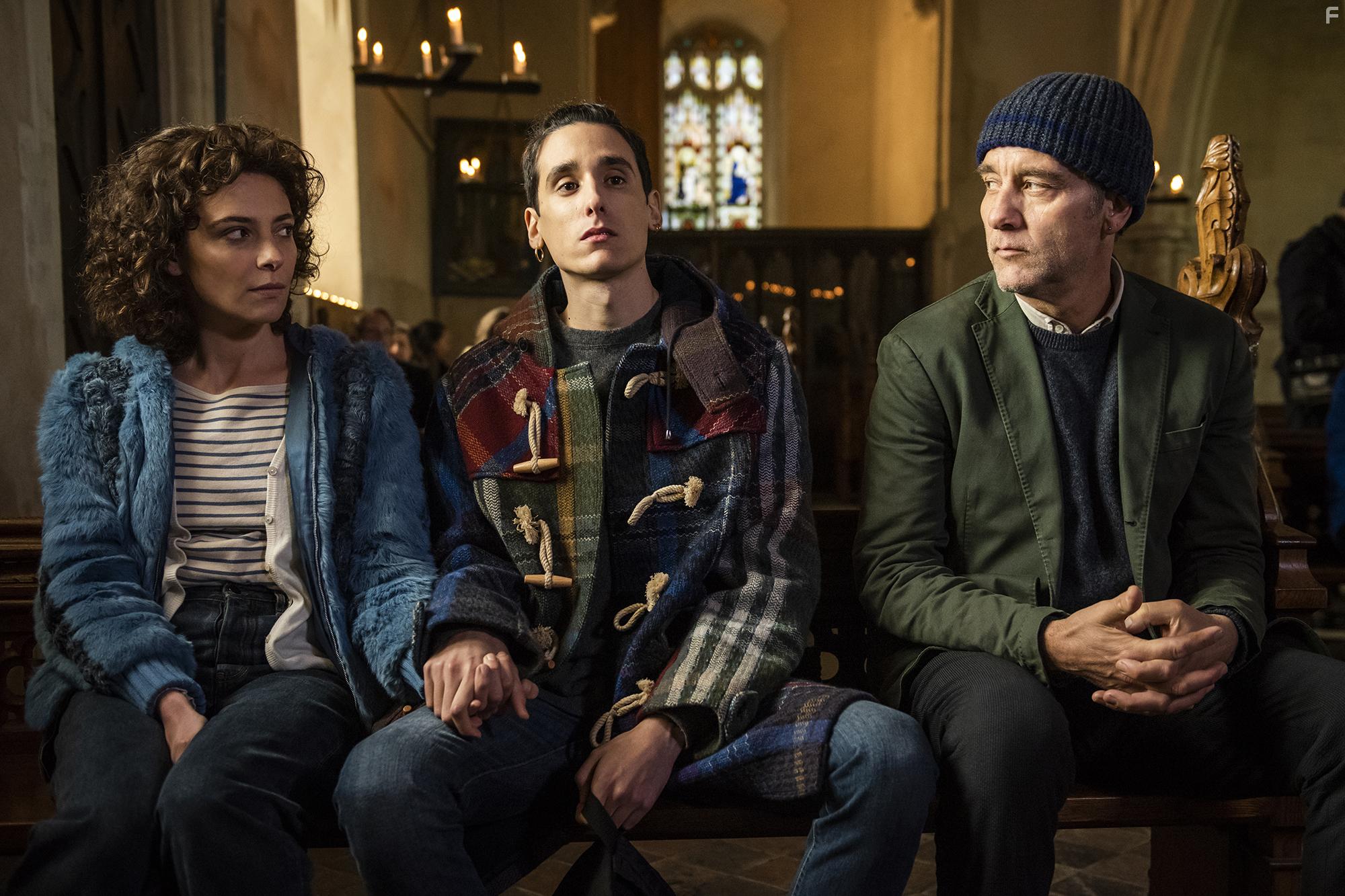 Clive Owen, Jasmine Trinca, and Andrea Carpenzano in Guida romantica a posti perduti (2020)