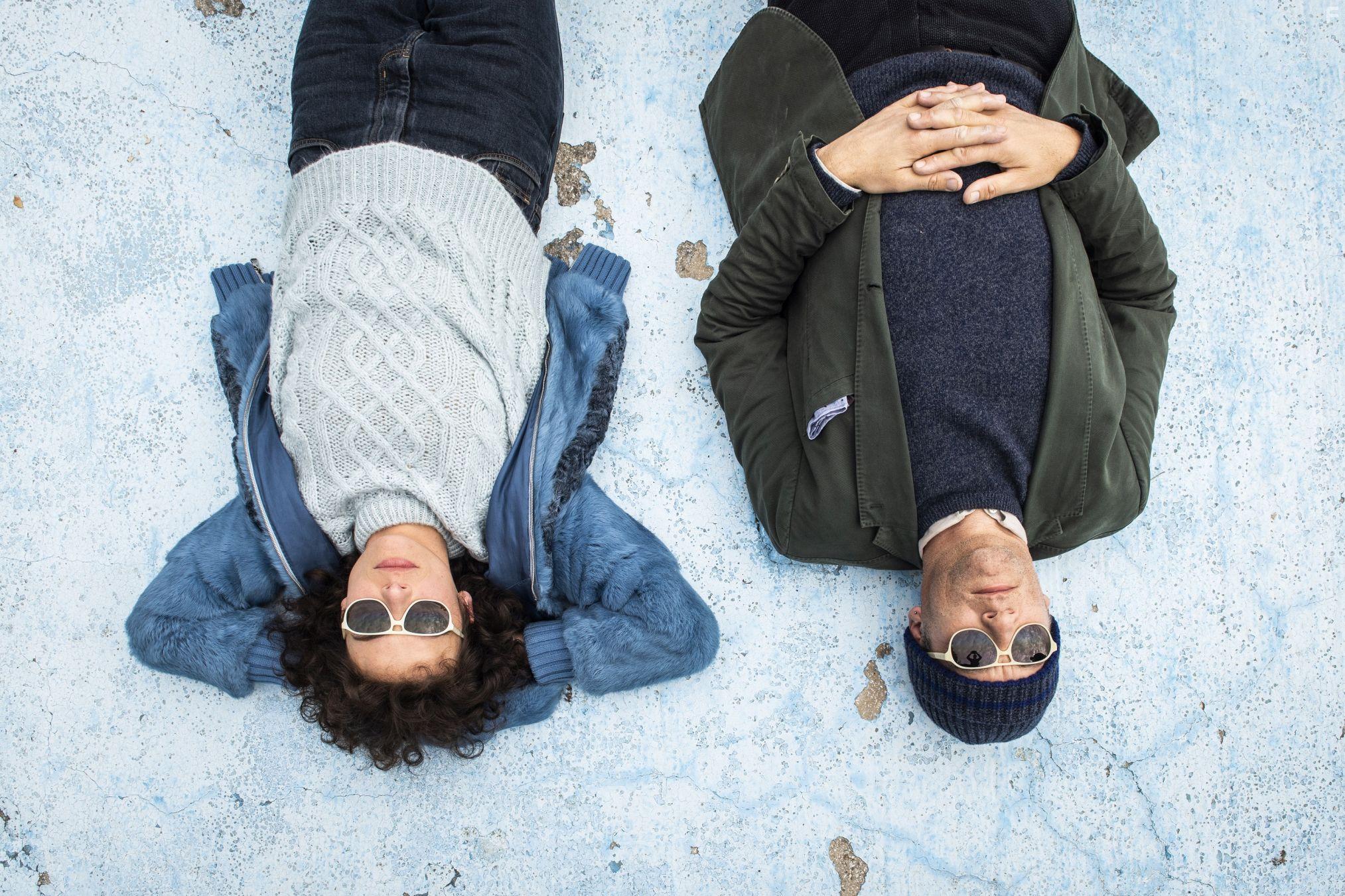 Clive Owen and Jasmine Trinca in Guida romantica a posti perduti (2020)