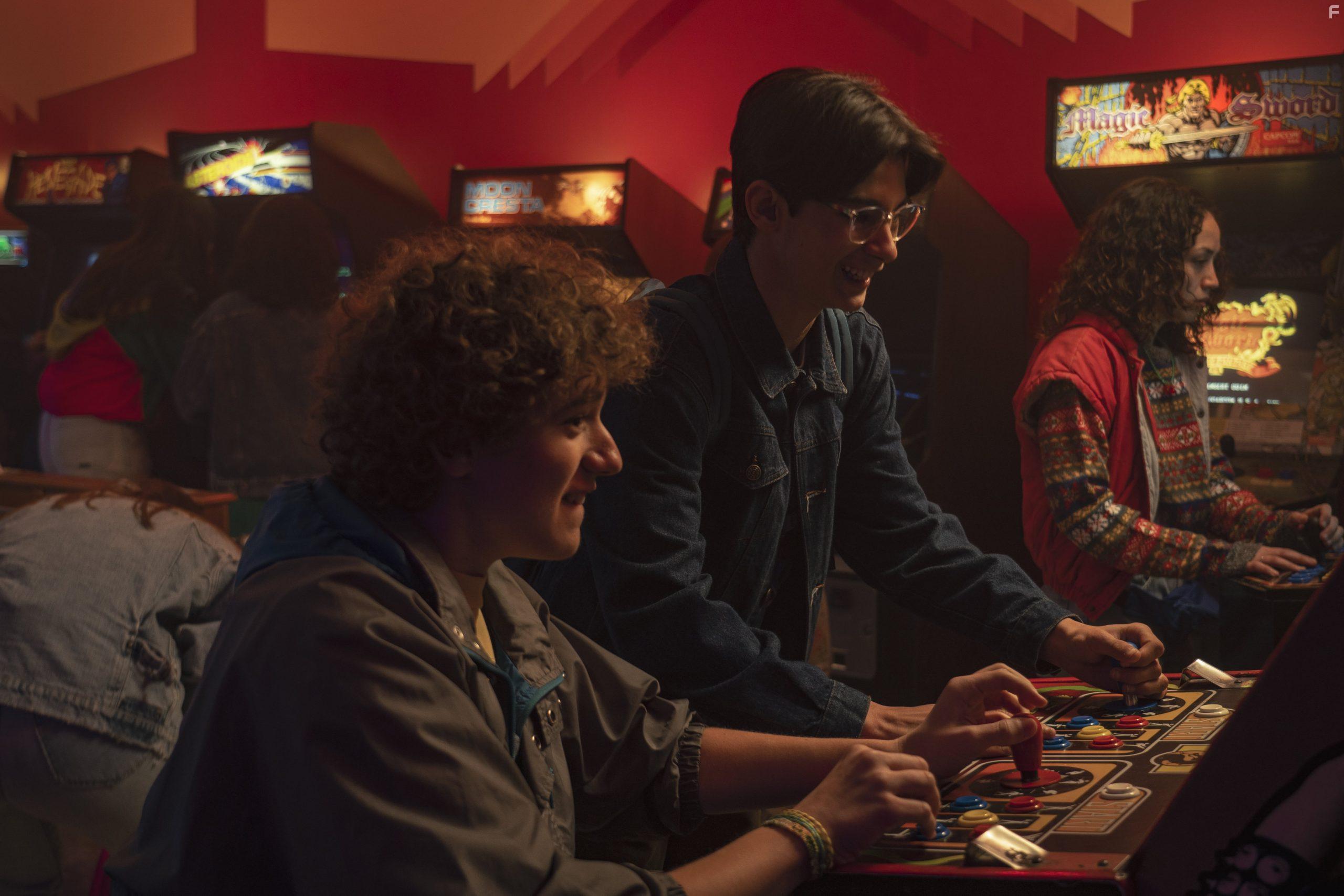 Cristian Lpez and Len Martnez in Paraso (2021)