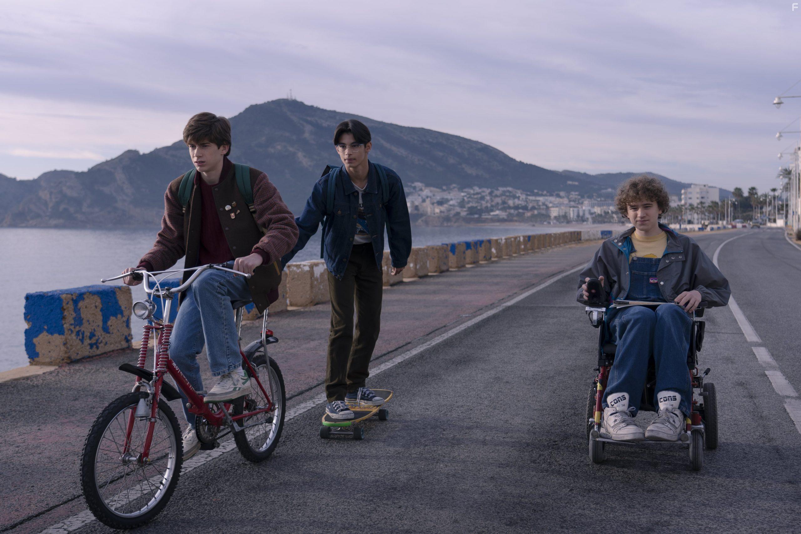 Pau Gimeno, Cristian Lpez, and Len Martnez in Paraso (2021)