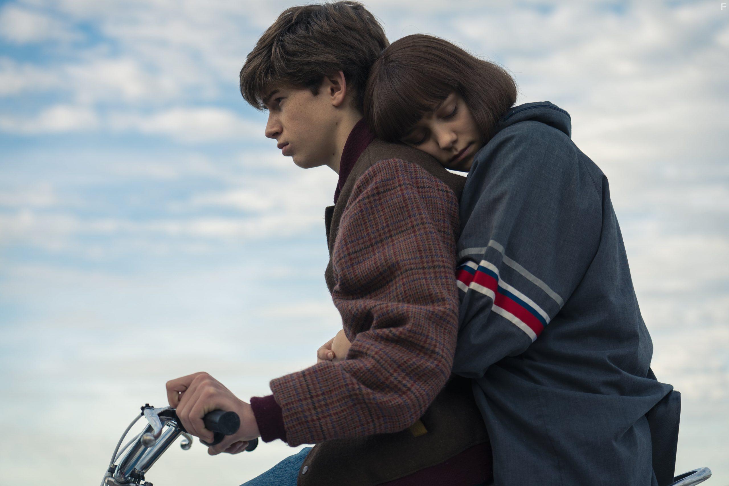 Pau Gimeno and Patricia Iserte in Paraso (2021)