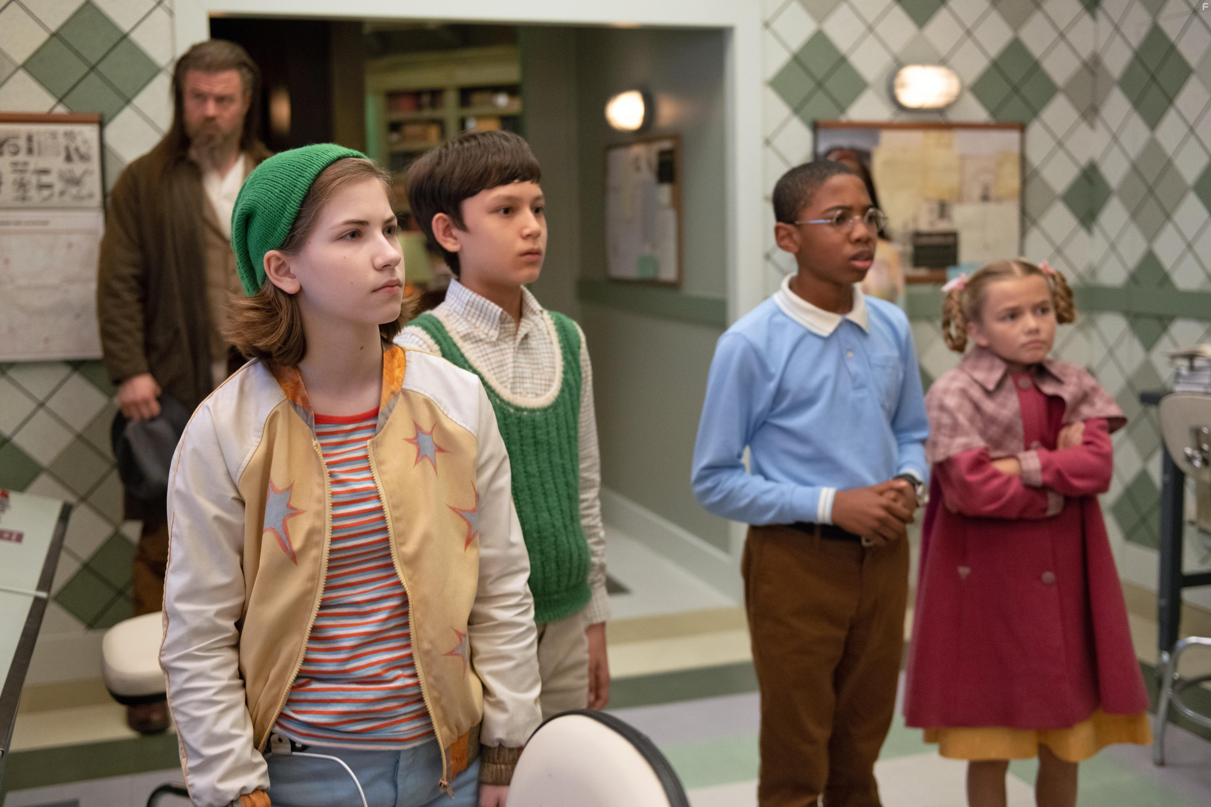 Ryan Hurst, Seth Carr, Emmy DeOliveira, Marta Kessler, and Mystic Inscho in Het mysterieuze Benedict Genootschap (2021)